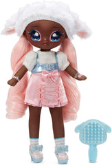 N/A N/A N/A SurpriseTeens Modepuppe - Sammlerpuppe - 28 cm měkká Stoffpuppe, inspirovaná ovcí - S růžovými vlasy - Lila Lamb