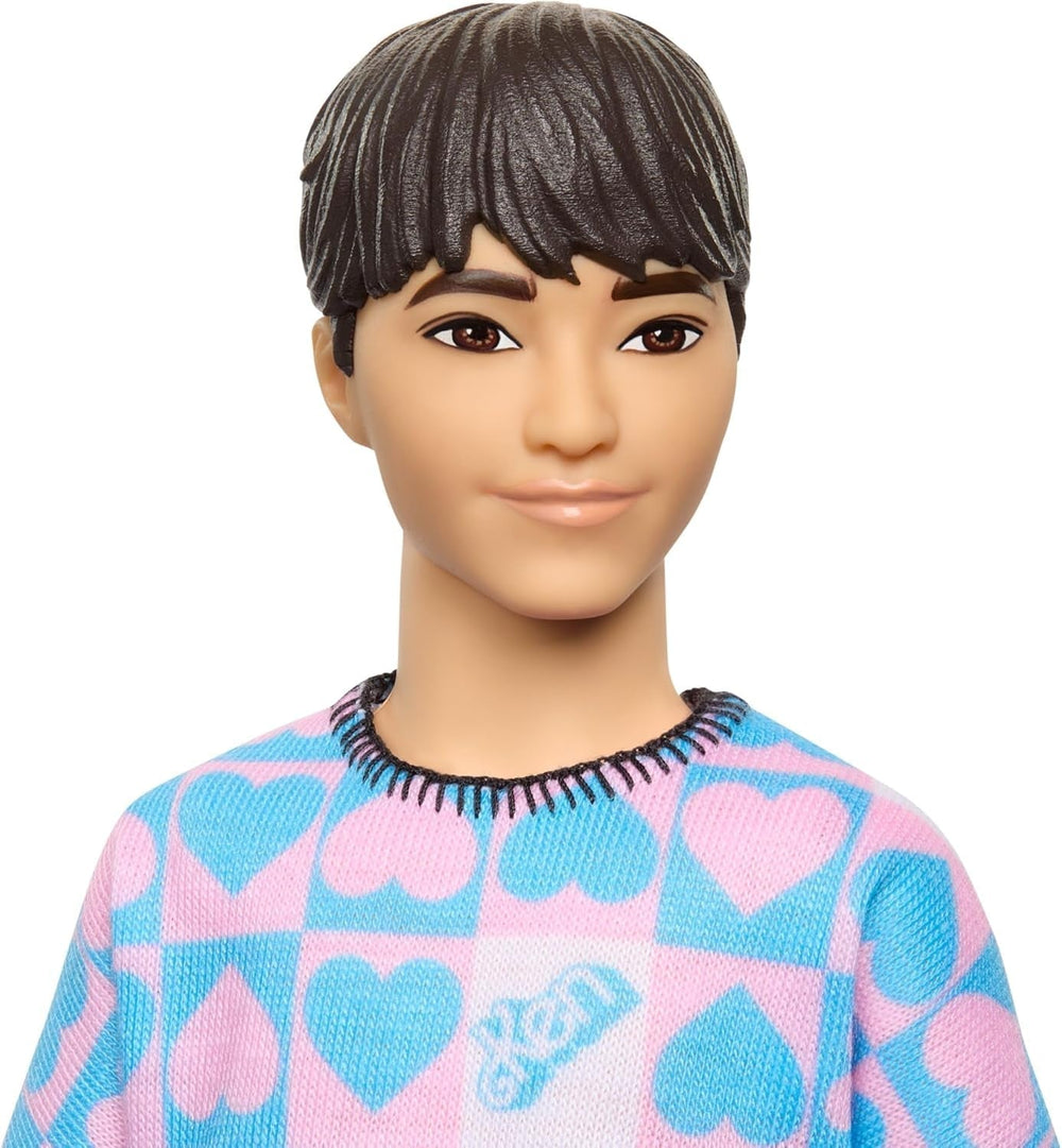 Barbie Fashionistas Ken Doll nr. 219 cu corp subțire și cămașă cu mânecă lungă cu model detașabil în roz și albastru și pantaloni scurți roz, HRH24 Papusi Naty Shop