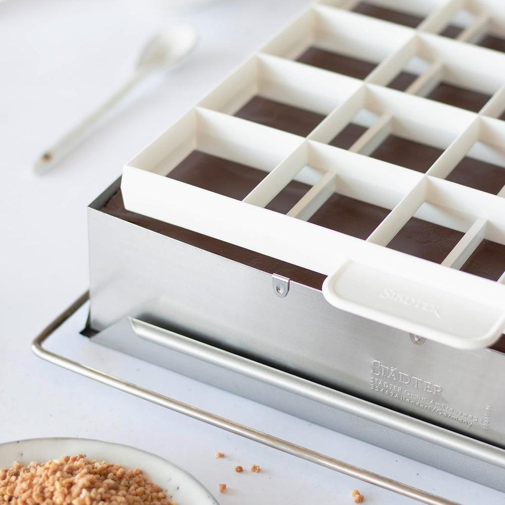 Divizor de prăjituri și tăietor de aluat STÄDTER pentru 24 sau 30 de bucăți, plastic alimentar, lavabil în mașina de spălat vase, utilizabil pe ambele părți