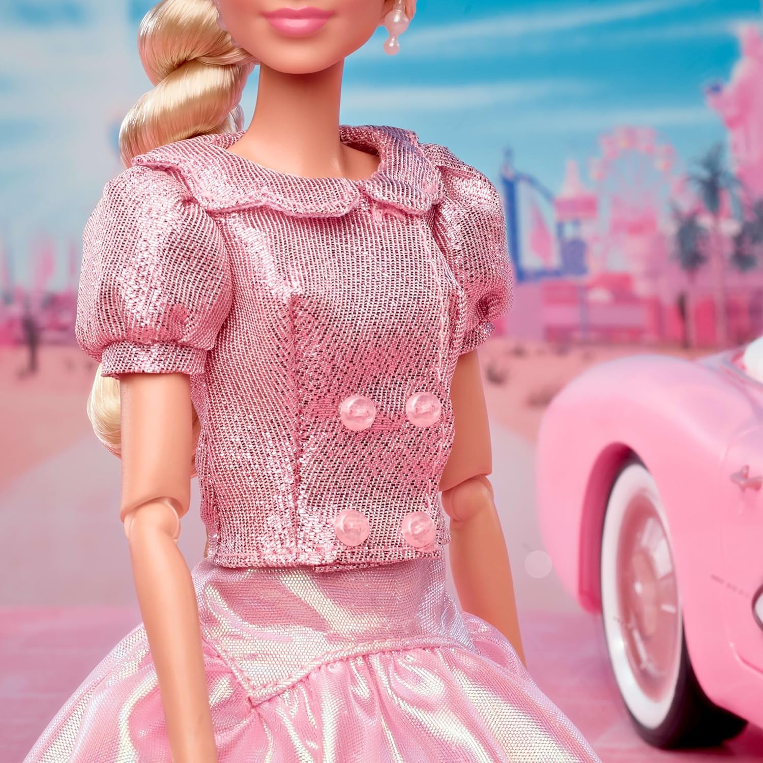 Barbie-Puppe zum Spielfilm, Margot Robbie als Barbie, Sammelfigur in rosafarbener Bluse und Tüllrock, mit gestylter Frisur und passendem Schmuck, JBJ53