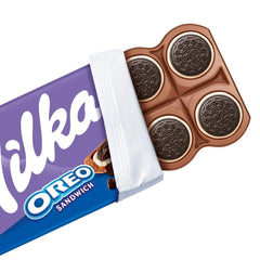 Milka Oreo Sandwich – čokoláda z alpského mléka, plněná křupavými kousky Oreo sušenek a jemným vanilkovým krémem – 92g