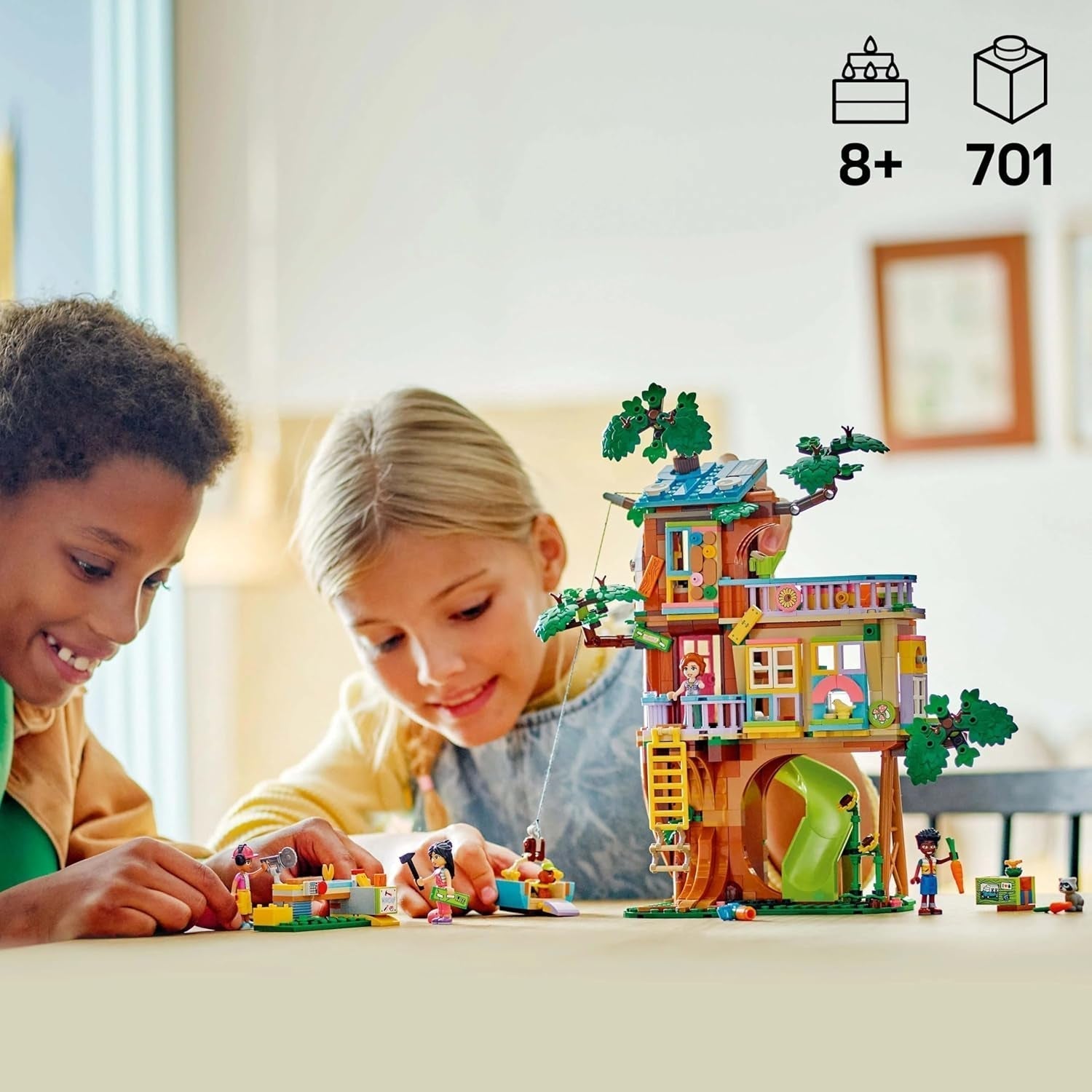 LEGO Friends Tree House Stavebnice a hraní Sada na hraní rolí Hrací dům pro dívky 8 let Sada se 4 minifigurkami postav a 2 figurkami zvířat Tip na dárek pro děti 42652 Stavebnice Besuche den LEGO-Store
