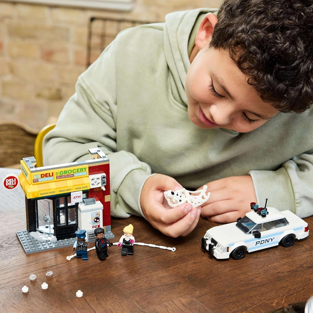 LEGO Marvel Spider-Verse: Miles Morales vs. Spot – Superhrdinská herní sada s autíčkem – 4 minifigurky a minimarket – Dárek pro chlapce a dívky od 9 let 76311 Stavebnice Besuche den LEGO-Store