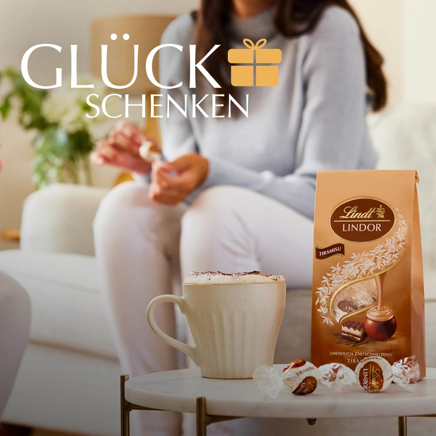 Lindt Čokoláda | LINDOR Tiramisu taška | 137 g | 11 mléčných čokoládových kuliček s náplní tiramisu rozpouštějící se v ústech | Dárek z čokolády