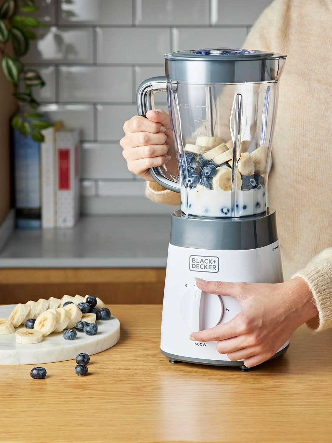 BLACK+DECKER Standmixer | 500W | 2 Geschwindigkeiten | Pulse-Funktion | Glaskrug | 1,5L | Edelstahlmesser Mit 4 Klingen | Herausnehmbar Und Leicht Zu Reinigen | Weiß Und Grau Bucatarie Naty Shop