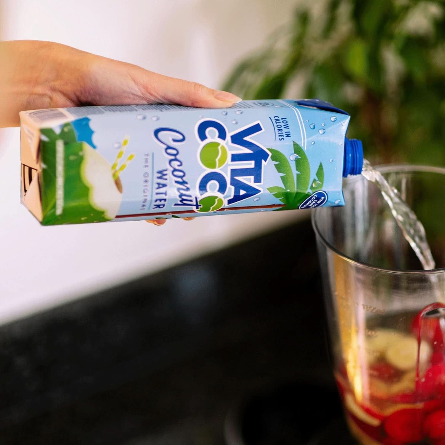 Vita Coco Pure Coconut Water 6 x 1 litr, přírodní hydratační krém s elektrolyty, bez lepku, plný vitamínu C a draslíku Naty Shop