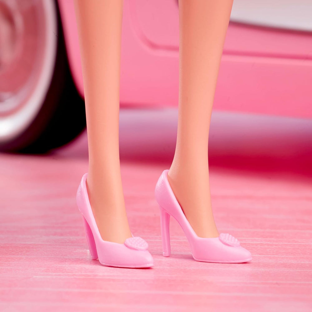 Barbie-Puppe zum Spielfilm, Margot Robbie als Barbie, Sammelfigur in rosafarbener Bluse und Tüllrock, mit gestylter Frisur und passendem Schmuck, JBJ53