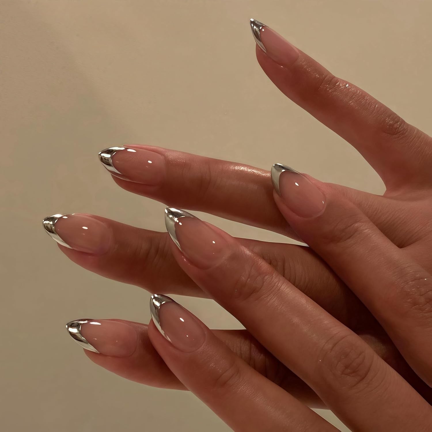 Unghii cromate autoadezive - Unghii maro cu sclipici pentru lipire, culoare migdale medii, unghii false strălucitoare, unghii artificiale pentru lipire, unghii acrilice glazurate pentru femei, 24 bucăți