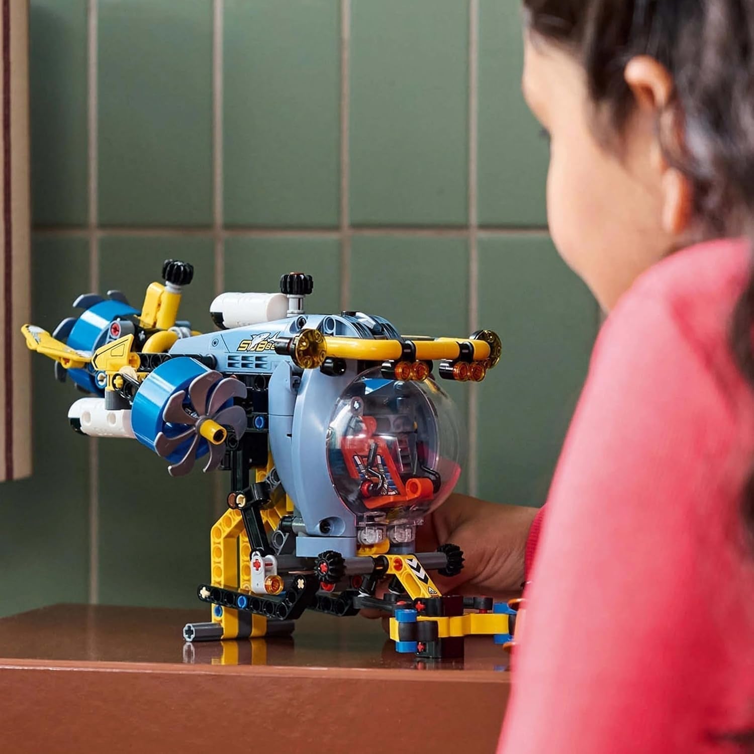 LEGO Technic Hračka na stavění ponorky Hlubinný průzkumník pro děti 9leté chlapce a dívky Kreativní nápady na dárky k narozeninám Sestavitelné vozidlo s rotujícími vrtulemi 42201 Stavebnice Besuche den LEGO-Store