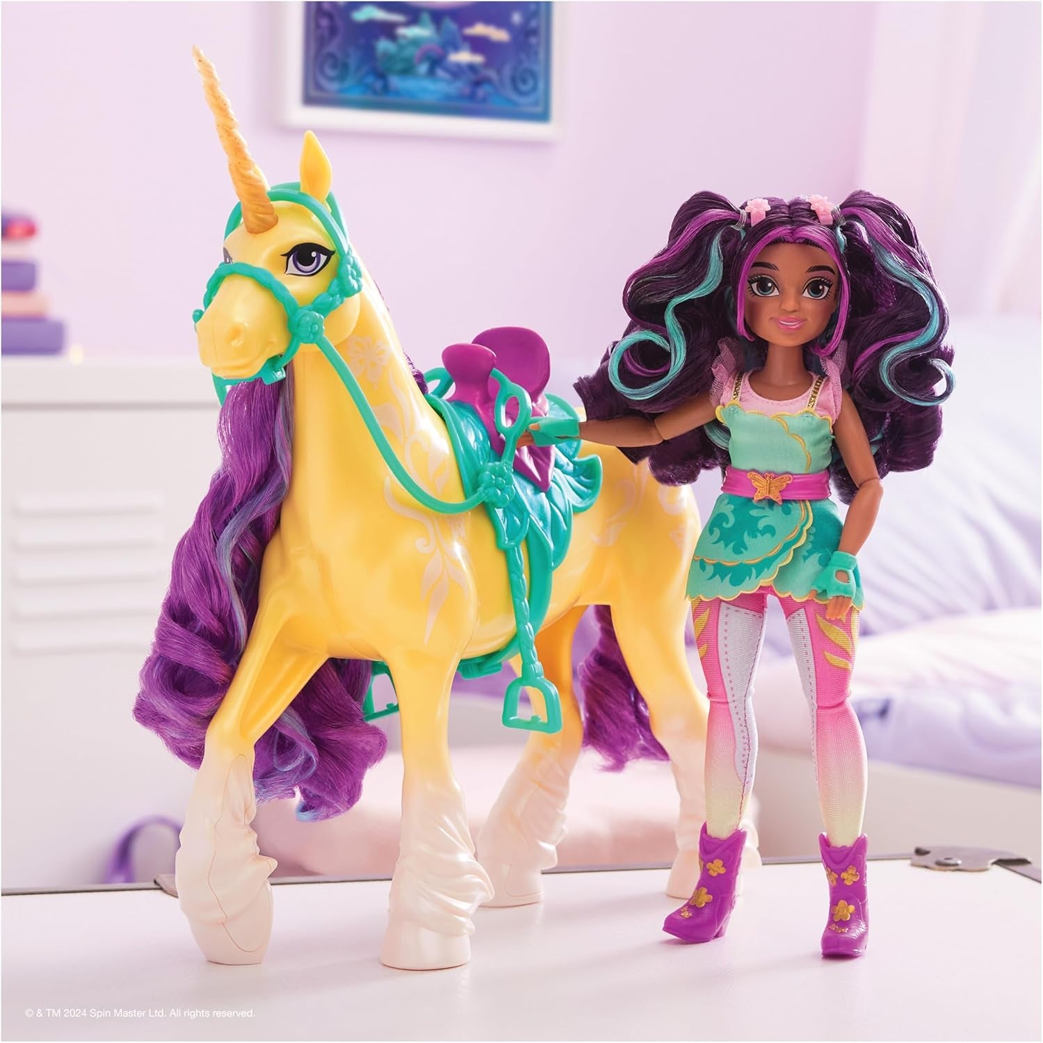 Unicorn Academy Ankleidepuppe Ava - die Originalpuppe zur beliebten Netflix-Serie, 24 cm groß und mit 7 Accessoires für fantasievolles Rollenspiel, für Kinder ab 4 Jahren