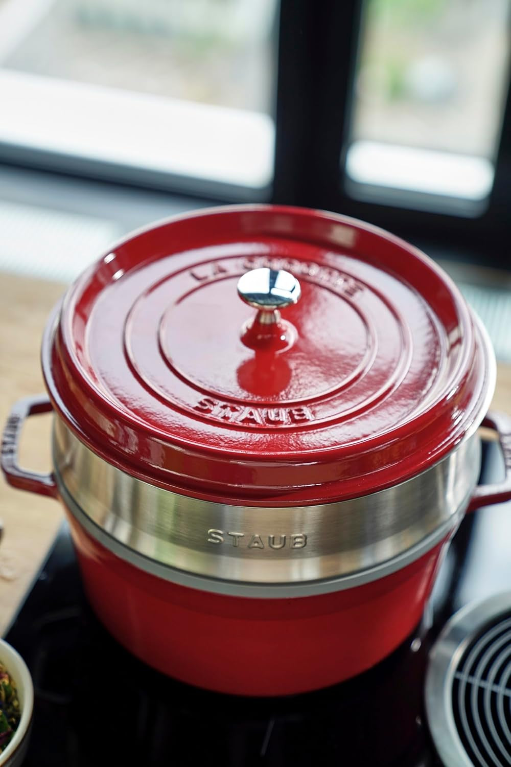 STAUB Gusseisen Bräter/Cocotte, Mit Dämpfeinsatz Aus Edelstahl, Rund 26 Cm, 5,2 L, Aromaregen Funktion Für Optimale Befeuchtung, Für Alle Herdarten Inkl. Induktion & Backofen, Kirschrot, Rot Formy a plechy na pečení Naty Shop