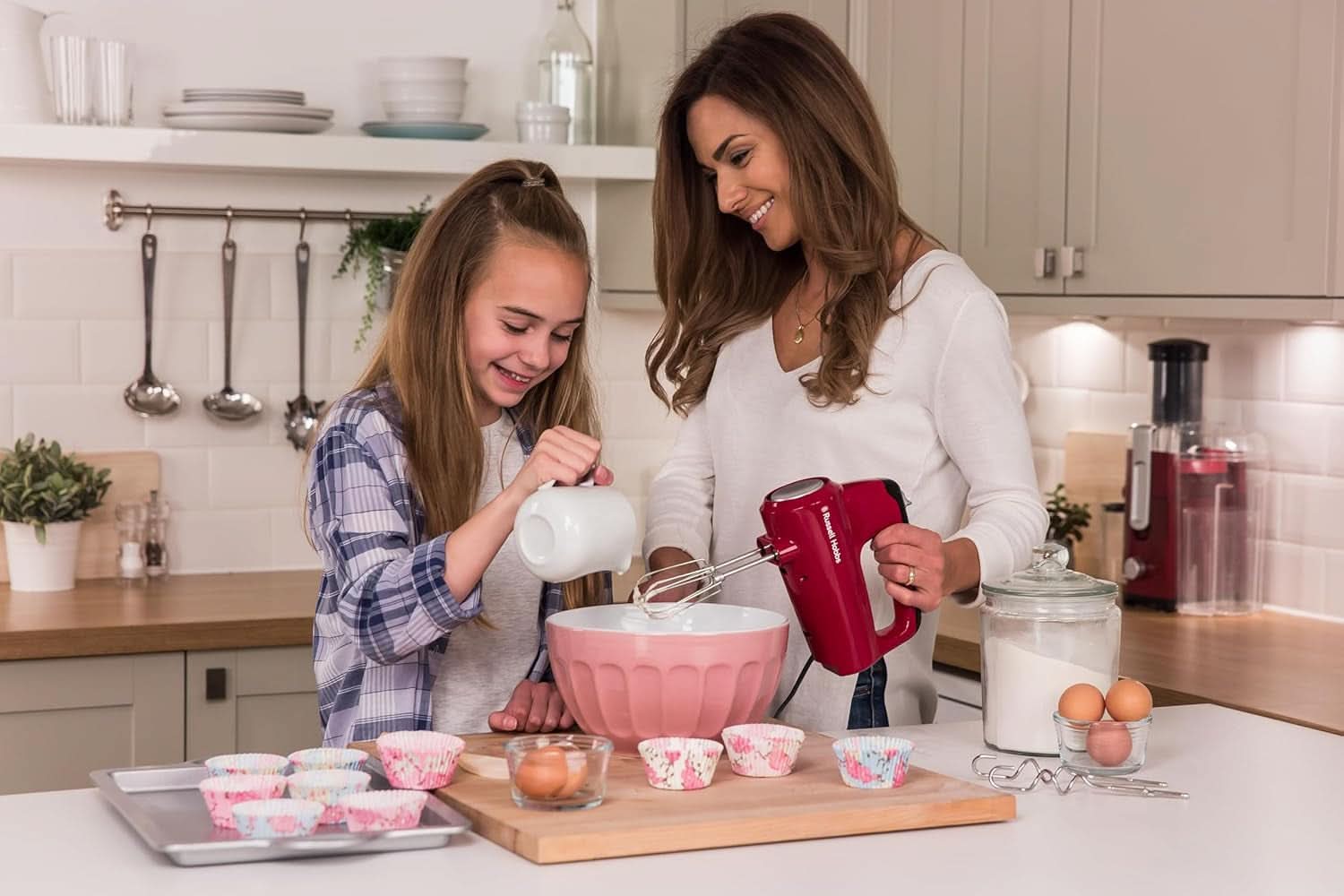 Ruční mixér Russell Hobbs [Handrührgerät] Desire Rot (5 Geschwindigkeitsstufen+Turbofunktion, 2 Spülmaschinengeeignete Rührbesen & Knethaken, Auswurftaste, Aufrechte Parkposition) Handrührer 24670-56 Kitchen Naty Shop