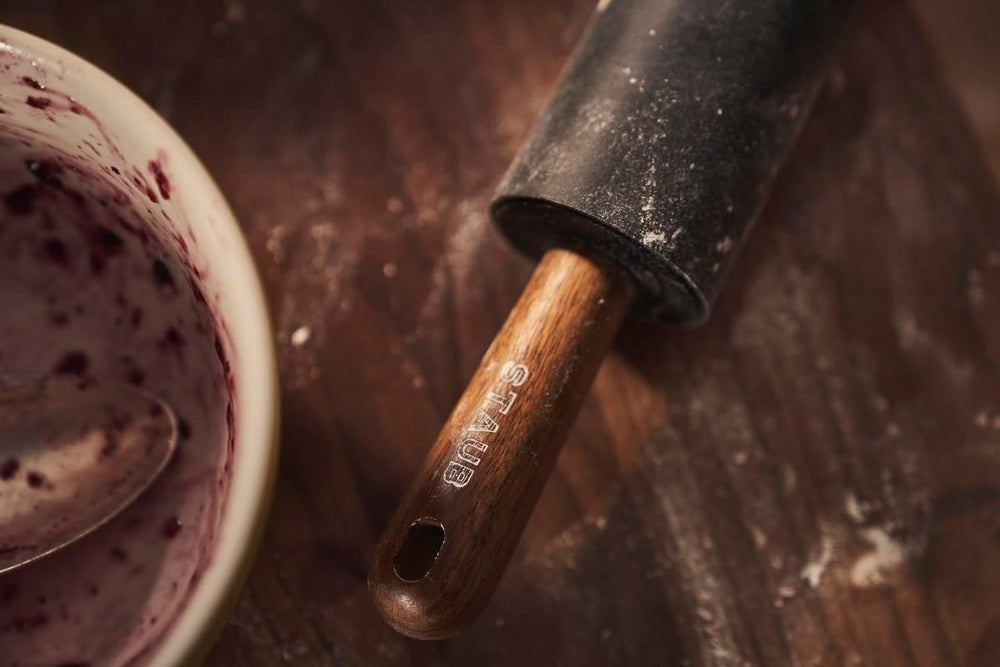 STAUB Teigroller, Nudelholz, Délka: 45 cm, Rollbreite: 26 cm, Schwarzes BPA-freies Silikon und Akazienholz, Ergonomischer Griff, Schwarzes und Braun