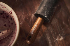 STAUB Teigroller, Nudelholz, Délka: 45 cm, Rollbreite: 26 cm, Schwarzes BPA-freies Silikon und Akazienholz, Ergonomischer Griff, Schwarzes und Braun