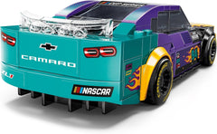 LEGO Speed Champions NASCAR Chevrolet Camaro ZL1 nové generace autíčko; Sada na stavbu a hraní závodního auta; Dárek pro chlapce a dívky od 9 let 76935 Stavebnice Besuche den LEGO-Store