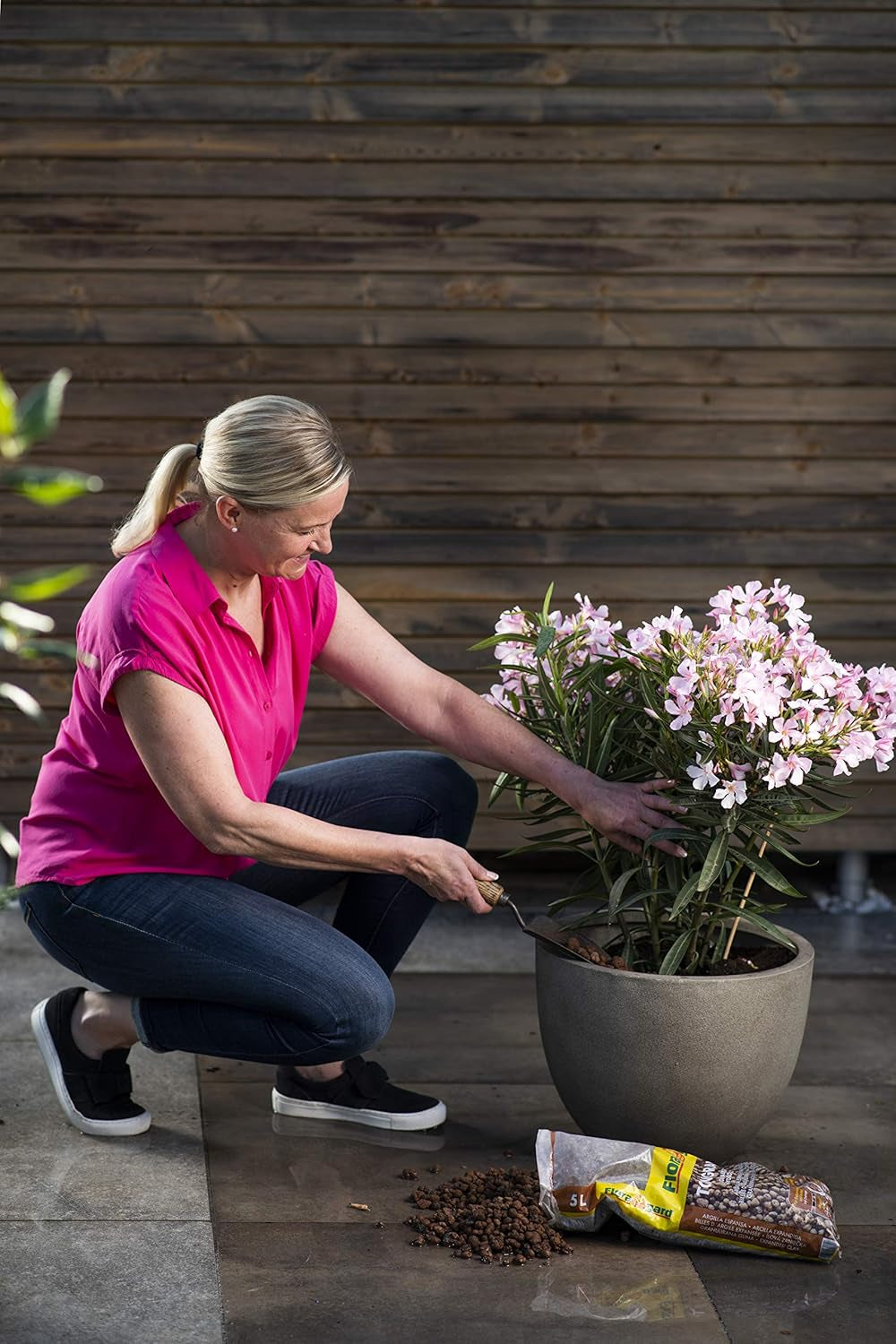 Granule keramzitu Floragard 50 l - přírodní drenážní materiál a hydroponický substrát pro květináče, vany, pokojové rostliny a květináče - zabraňuje hromadění vody, zajišťuje dobré provzdušňování