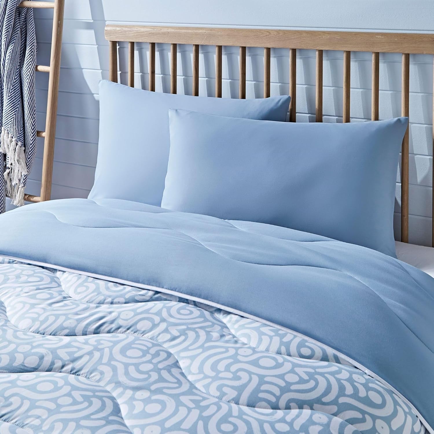 Night Lark Coverless Duvet Super King 6 Tog Spring Summer - Abstract Waves. Cuvertură super moale, confortabilă și ușoară. Se spală la mașină și se usucă rapid, toate într-un set de fețe de pernă reversibile Plapumi si pilote Naty Shop