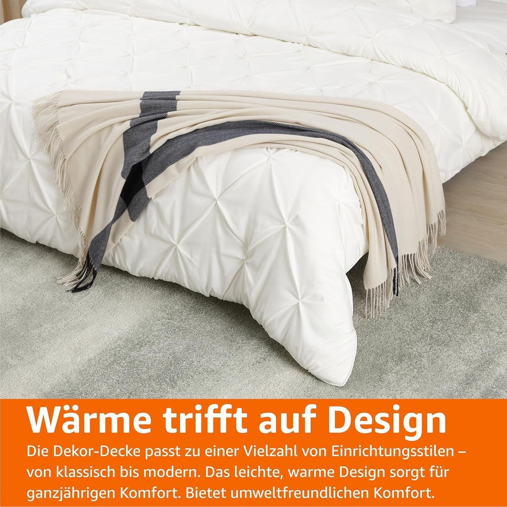 Amazon Basics Throw Deka, lehká, recyklovaný polyester, Room Decor Cozy Dekor, 127 X 152 Cm, slonovinově bílá s modrým vzorem Check Beds and Deky Besuche den Amazon Basics-Store