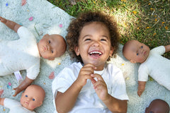 Păpuși Miniland: Păpușă latino-americană, 32 cm, cu corp din pânză moale, în cutie cadou