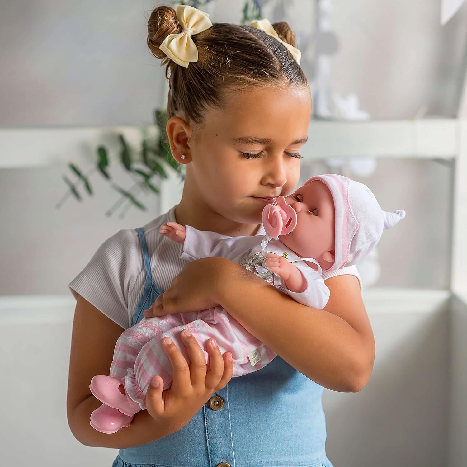 JC Toys - Păpușă moale realistă Berenguer Boutique, 38 cm, cu gură deschisă/închisă, set cadou cu 10 piese, biberon, zornăitoare, suzetă și accesorii, roz, vârste 2+