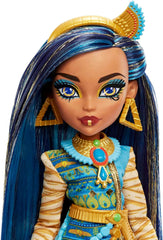 Monster High Cleo de Nile Puppe, Mummie Modepuppe, Königliches Outfit, Killerstiefel, Pyramidenrucksack, Zubehör, für Kinder ab 4 Jahren, HHK54