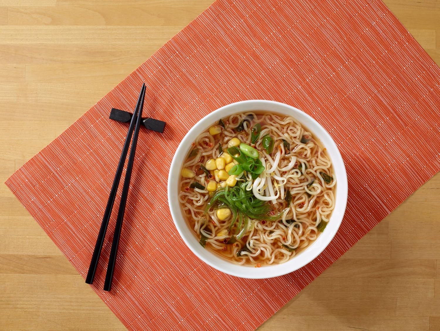 Nissin Ramen Premium - Miso pikantní 10 balení instantních nudlí japonského stylu sušených na vzduchu pro Ramen ve stylu restaurace s jemně pikantní příchutí miso a wakame vloček (10 x 90,7 g)