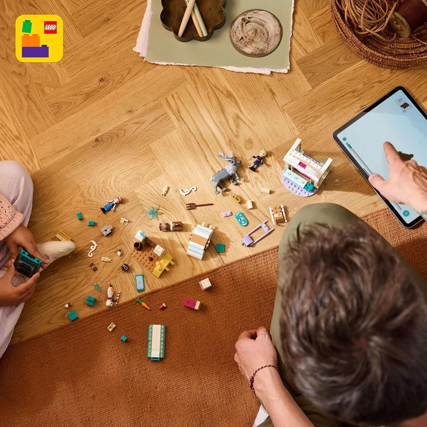 LEGO Ç€ Disney Frozen Dobrodružství na saních Anně, Stavebnice a fantasy sada, Čokoládový stojan s mini panenkami Annou, Kristoffem, Olafem a Svenem, Hračka princezna pro dívky od 4 let 43256 Stavebnice Besuche den LEGO-Store