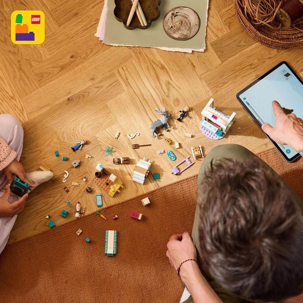 LEGO Ç€ Disney Frozen Dobrodružství na saních Anně, Stavebnice a fantasy sada, Čokoládový stojan s mini panenkami Annou, Kristoffem, Olafem a Svenem, Hračka princezna pro dívky od 4 let 43256 Stavebnice Besuche den LEGO-Store