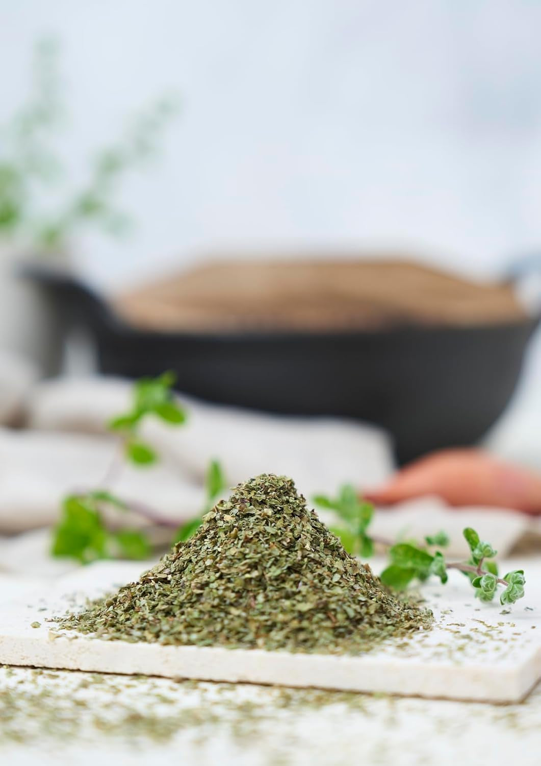 Fuchs Gewürze - Majoránka gerebelt - zum Würzen von Kartoffelgerichten, Fleischgerichten oder Eintöpfen - přírodní složky - 10 g v wiederverwendbarer, recyclebarer Dávka