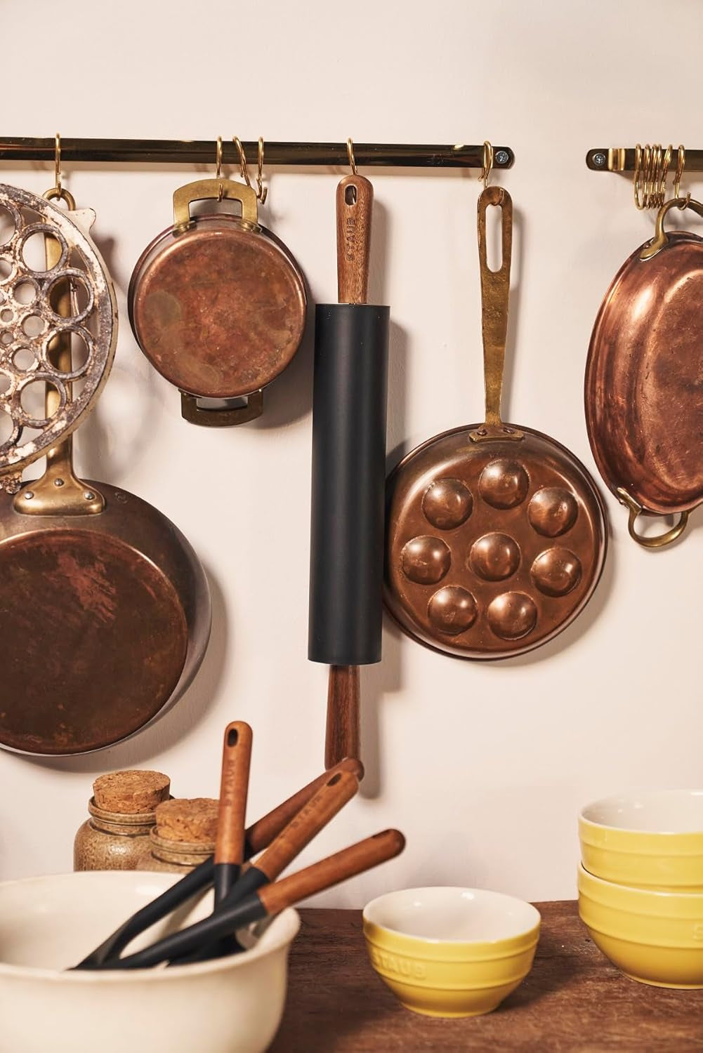 STAUB Teigroller, Nudelholz, Délka: 45 cm, Rollbreite: 26 cm, Schwarzes BPA-freies Silikon und Akazienholz, Ergonomischer Griff, Schwarzes und Braun