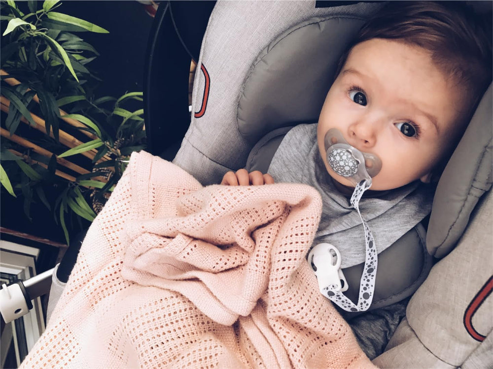 Suzete Twistshake pentru bebeluși – Pachet de 2 | Formă ortodontică | Ultra-ușoare | Tetină din silicon moale | Fără BPA | Potrivite pentru bebeluși de la 6 luni | Gri-alb