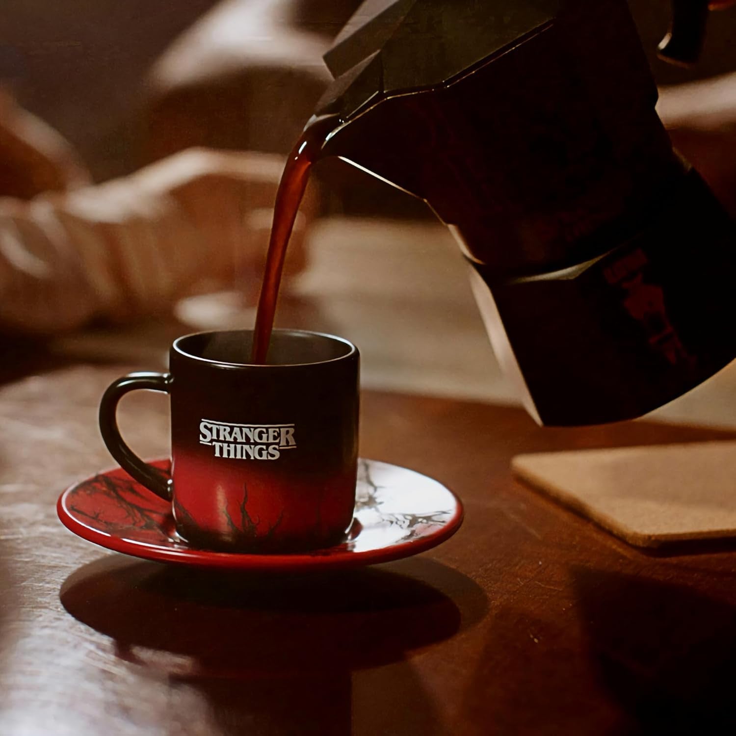 Bialetti Moka Express Stranger Things Cafetiera cu 6 căni, Buton muzical cu funcție de încărcare USB-C, Nu este potrivită pentru plite cu inducție, 6 căni (270 ml), Negru