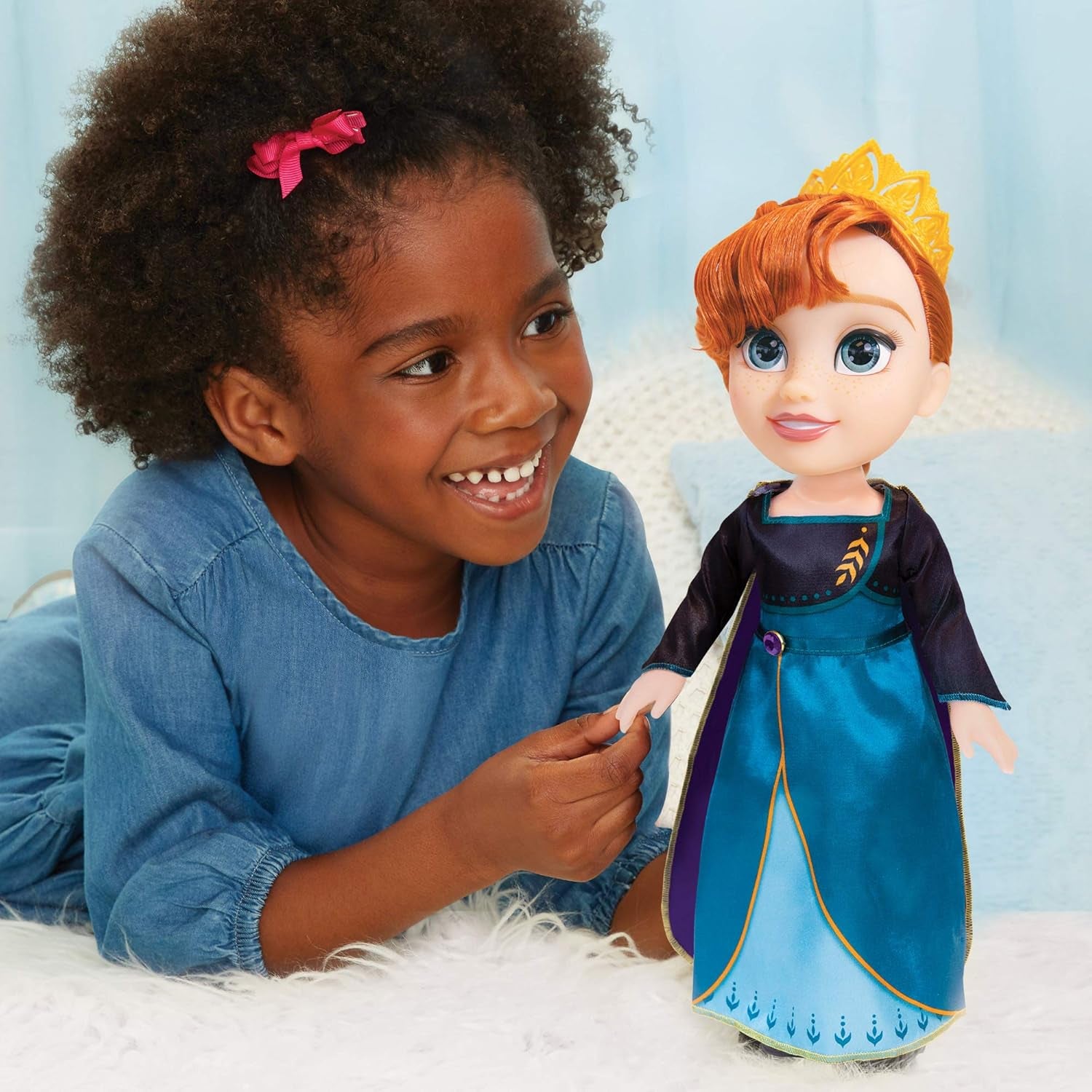Păpușa Disney Frozen 2 Anna – o păpușă poziționabilă de 35 cm înălțime, într-o rochie la modă emblematică, cu blazonul Arendelle și o tiară pentru distracție suplimentară, pentru fetițe cu vârsta de 3 ani și peste
