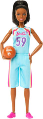 Păpușă Barbie Made to Move și accesorii, jucătoare de baschet brunetă cu rochie sport detașabilă și minge, 22 de articulații articulate, HKT74