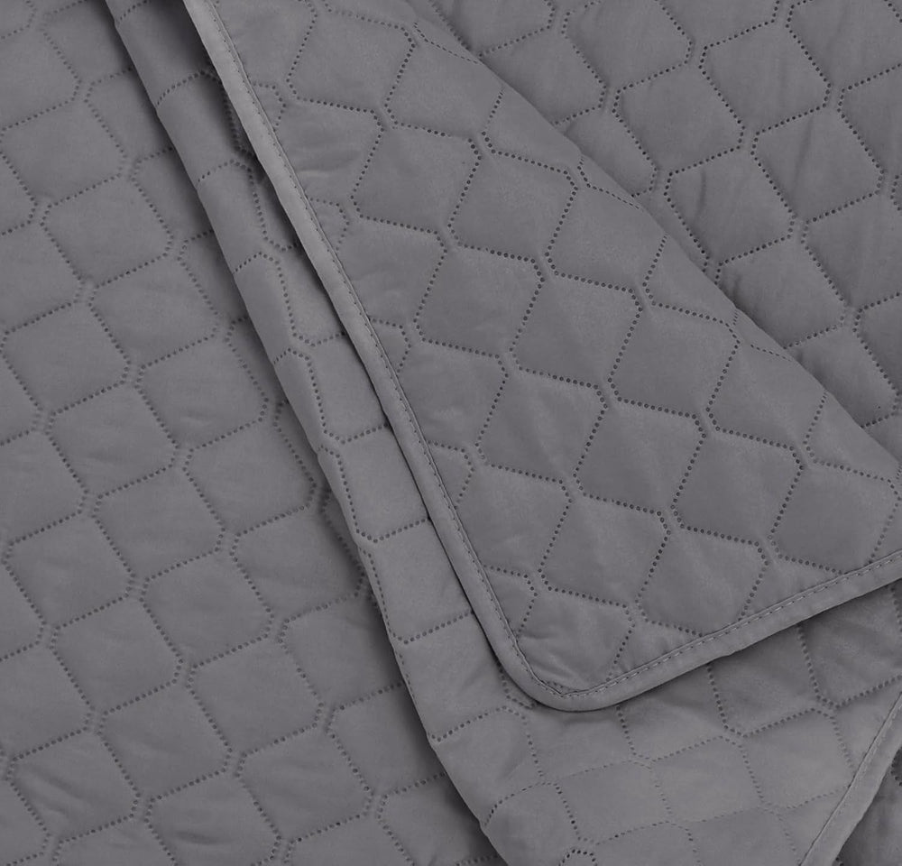 Nadměrná přikrývka Amazon Basics s reliéfem, 170 X 210 cm, tmavě šedý diamantový vzor Postele a přikrývky Besuche den Amazon Basics-Store