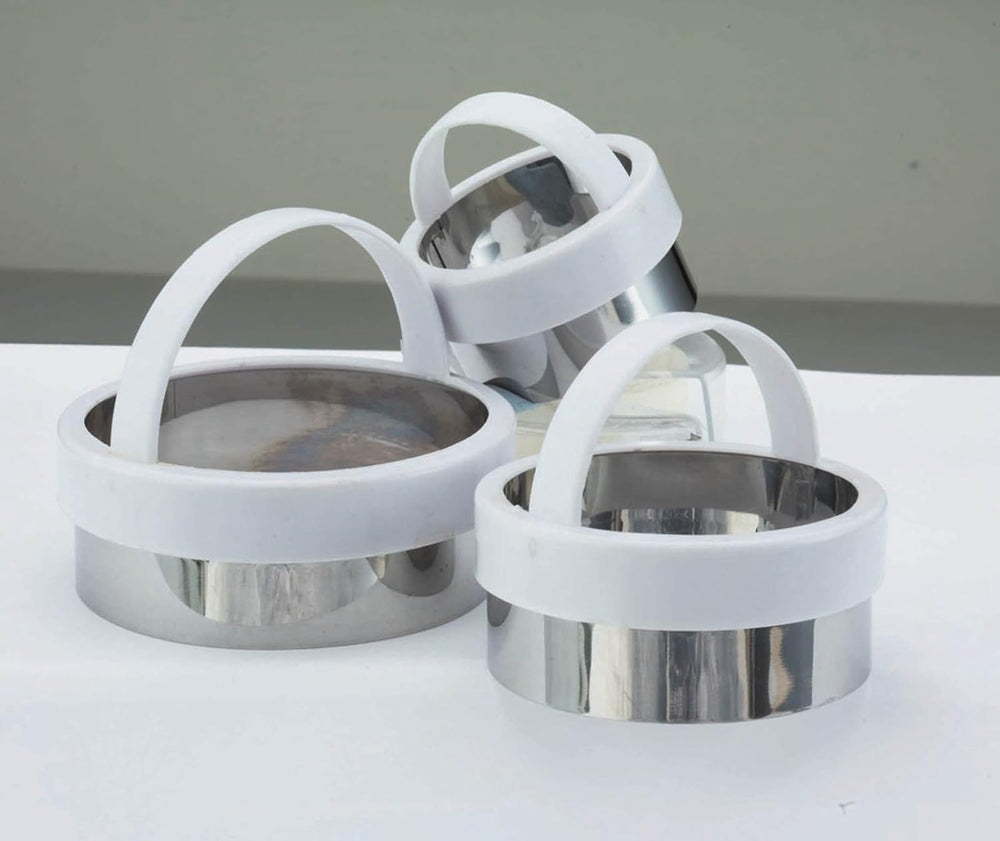 Forme rotunde pentru biscuiți KitchenCraft din oțel inoxidabil cu mânere din plastic, set de 3: 5 cm, 6 cm, 7,5 cm, suprapunibile