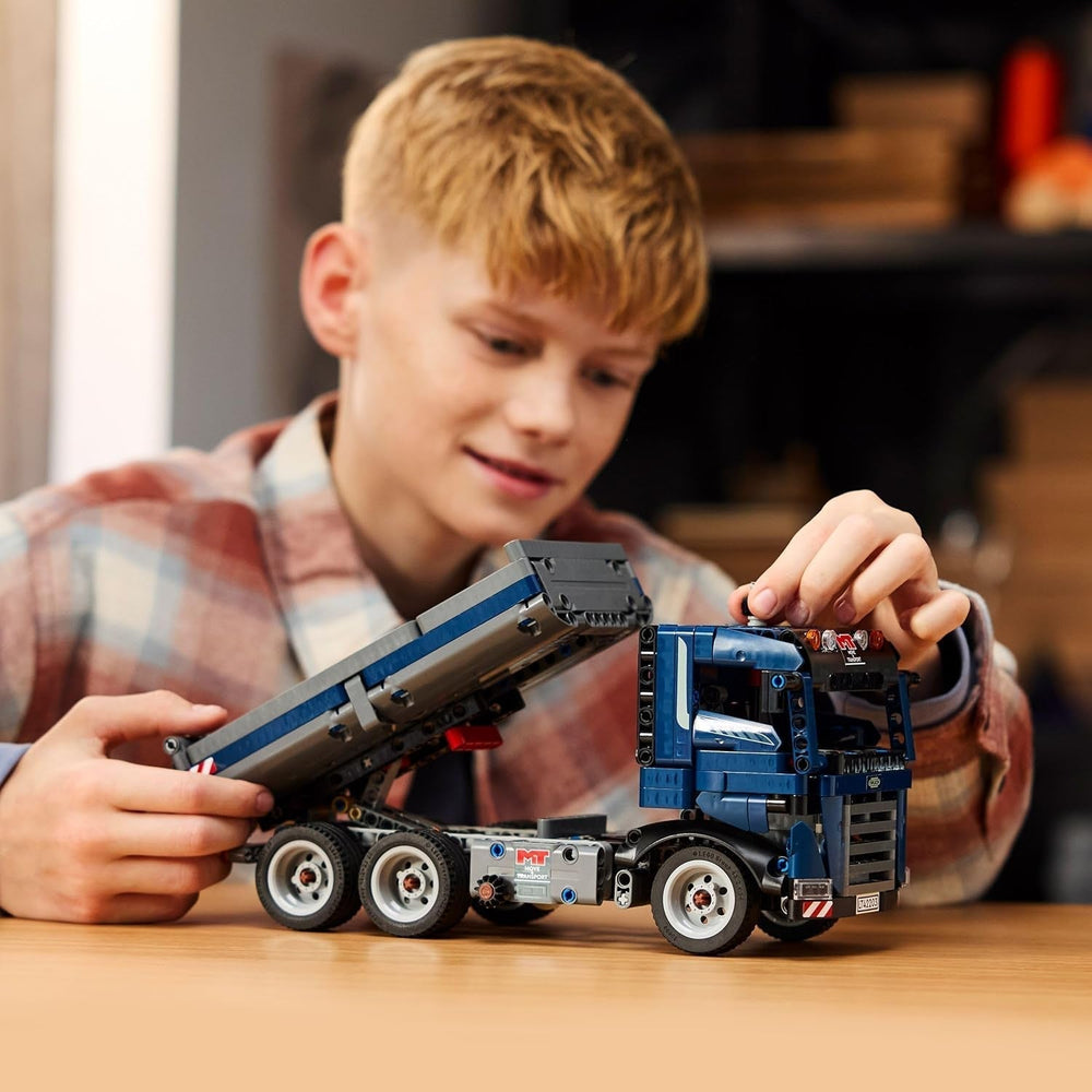 LEGO Technic Sklápěč s volantem a pohyblivým sklápěčem - modré stavební vozidlo - tip na dárek k narozeninám nebo k svátku - stavebnice pro chlapce a dívky od 9 let 42203 Stavebnice Besuche den LEGO-Store