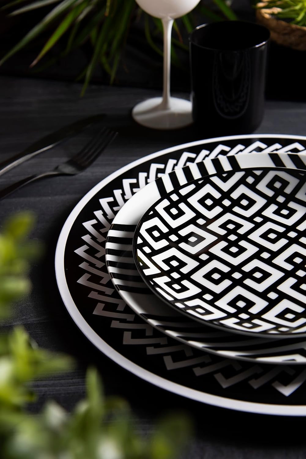 Set de veselă Excelsa Emily, porțelan, alb/negru, 18 piese