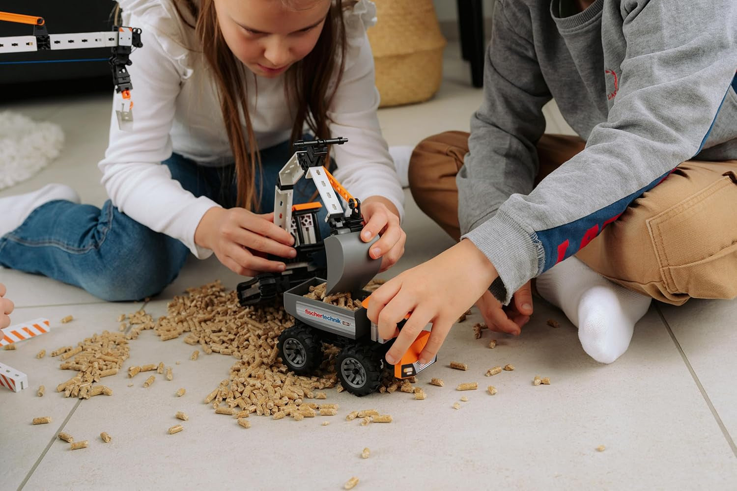 fischertechnik Truck 576105 – pädagogisches Konstruktionsspielzeug, LKW-Spielzeug-Bausatz für Kinder ab 7 Jahren, oranžová