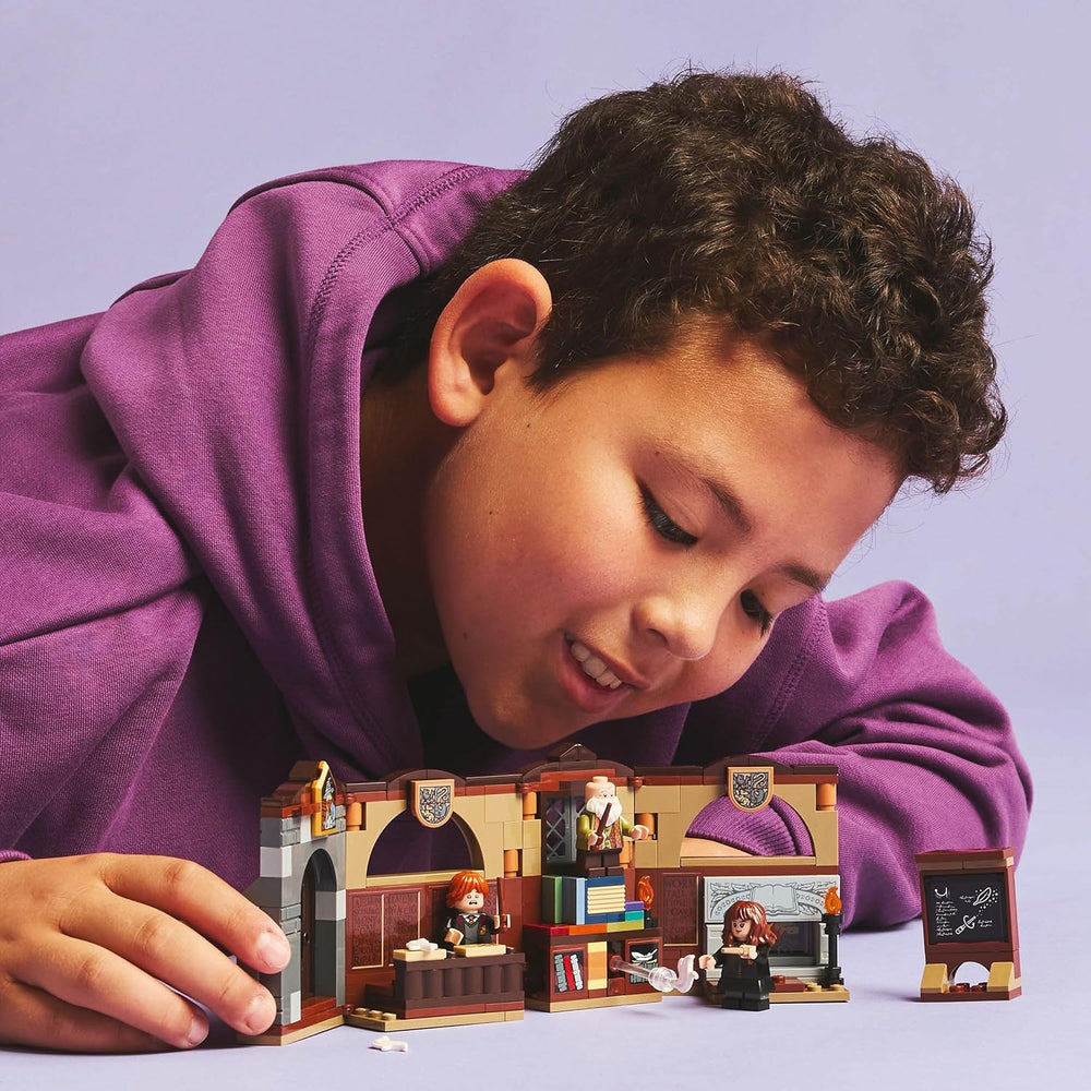LEGO Harry Potter Schloss Hogwarts: Zauberkunstunterricht, sada se 3 minifigurkami, vč. Hermiona Granger & Ron Weasley, Wingardium Leviosa Funktion, Spielzeug für Mädchen & Jungen ab 8 Jahren 76442