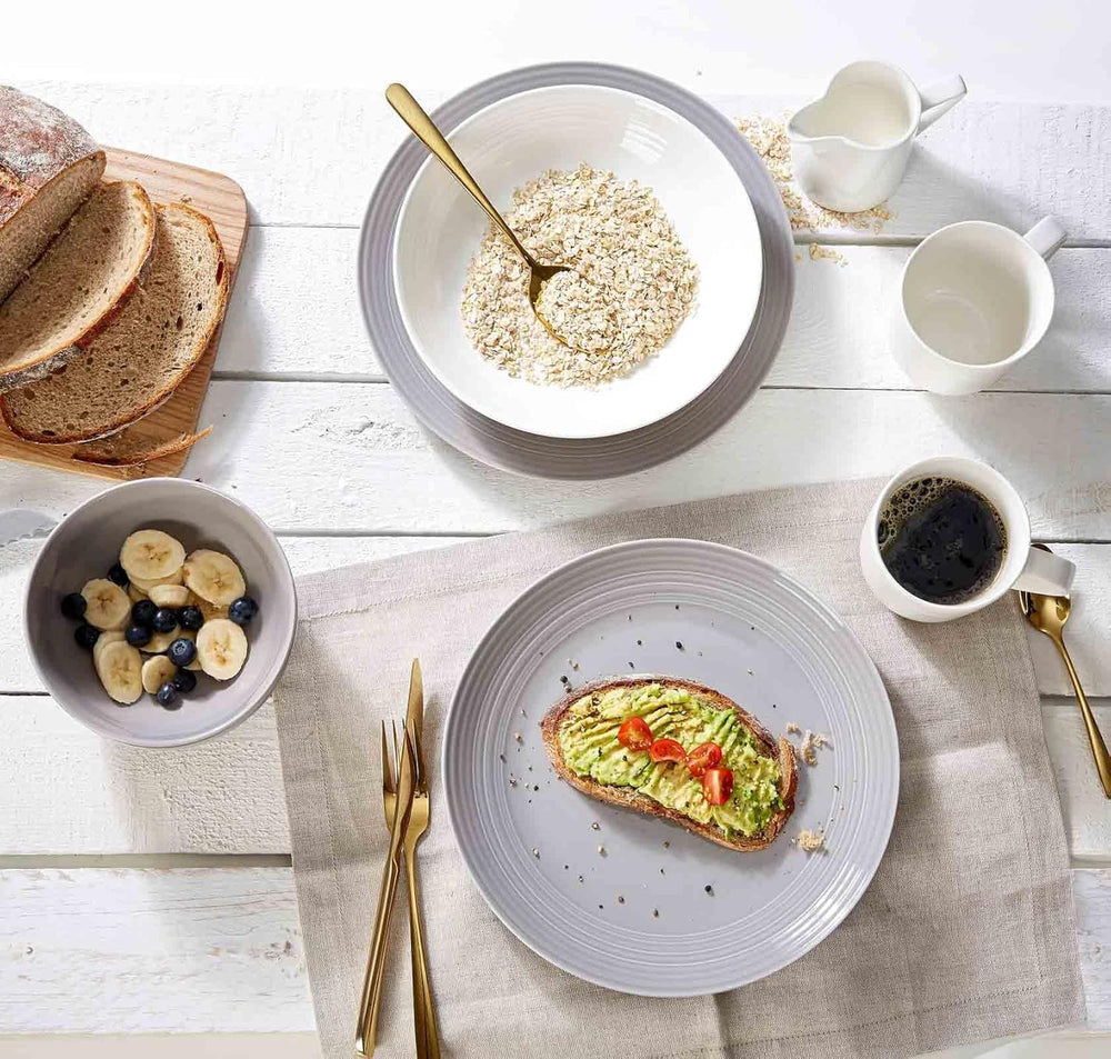 Set de veselă Ritzenhoff & Breker Levi, format din 16 piese, farfurii, boluri și căni pentru 4 persoane, design scandinav cu relief fin canelat, veselă mix & match, porțelan, alb-gri