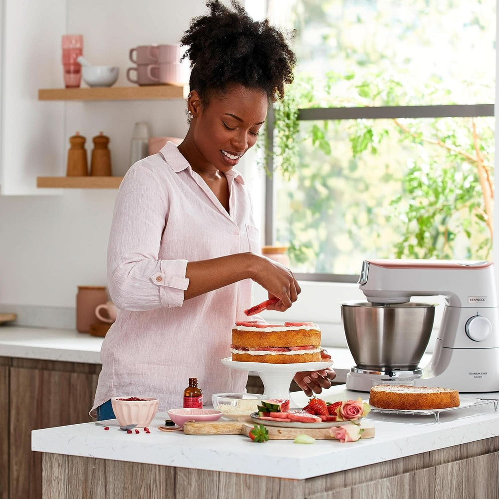 Kenwood Titanium Chef Baker KVC65.001WH, Küchenmaschine Mit Integrierter Waage, 1200 Watt, Inkl. Sada 3 cukrářských výrobků Teiligem, špachtle a sprej, Weiß Matka a dítě Naty Shop