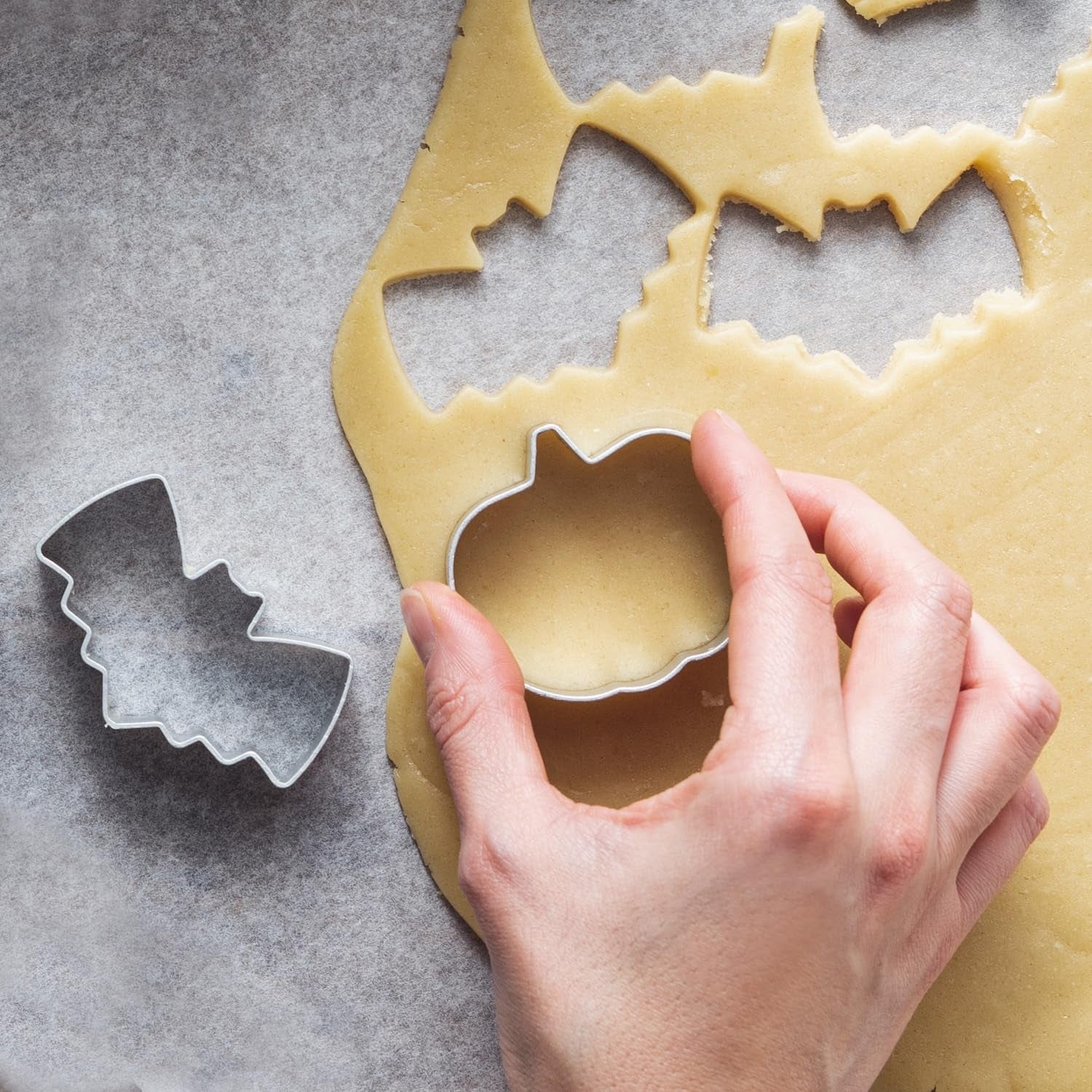 dekora – Set de forme de biscuiți de Halloween pentru copii – 2 forme metalice de biscuiți: Dovleac și Liliac – Forme de biscuiți și pâine – Ideale pentru decorațiuni cu dovleci și dulciuri de Halloween între 6 și 9 cm