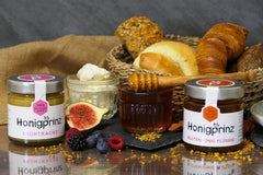Honig Geschenkset "LIEBE Grüße" Mit Honiglöffel Aus Buchenholz Und Grußkarte - 1X250G Sanddorn Cremig Und 1X250G Frühtracht Cremig - 100% Deutscher Honig Honigprinz Familien-Imkerei