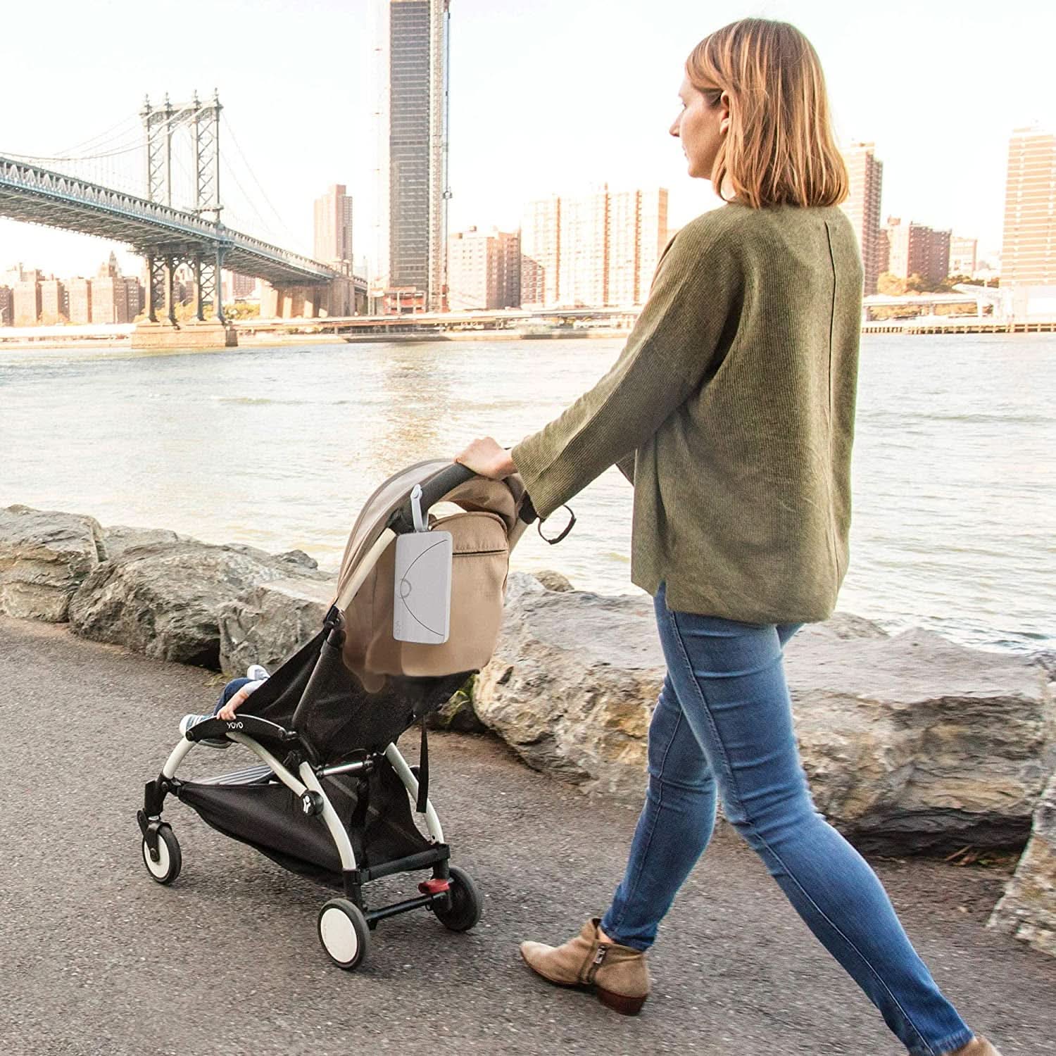 Držák na ubrousky Ubbi on-the-Go Dárek pro miminka, šedé Dětské vlhčené ubrousky Naty Shop