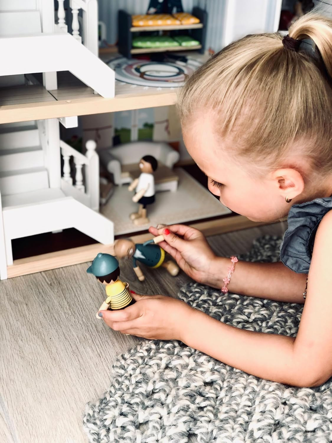 Casă de păpuși Small Foot Vilă de oraș din lemn, cu 3 etaje, față deschisă și 12 mobilier, pentru copii de la 3 ani, 11802, alb gri Casute de papusi Naty Shop