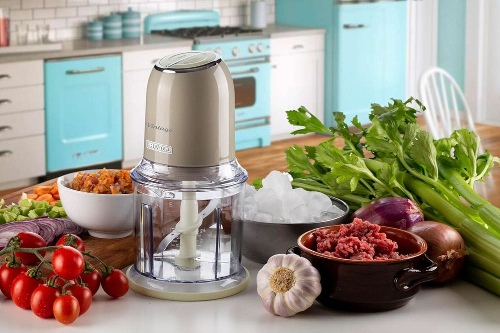 Ariete Vintage 438, Retro Elektrischer Gemüse- Und Ice-Crusher Mit 2 Geschwindigkeitsstufen, 4 Edelstahlklingen, Rutschfesten Standüßen, 600 Ml Fassungsvermögen, 400W, Béžová Mother and Child Naty Shop