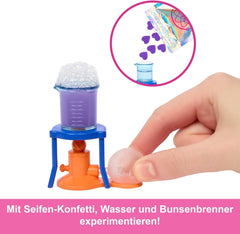 Barbie păpușă om de știință și accesorii cu păpușă blondă la modă, masă de laborator, microscop, caser cu schimbare de culoare și vas Petri, JCR70 Papusi Naty Shop