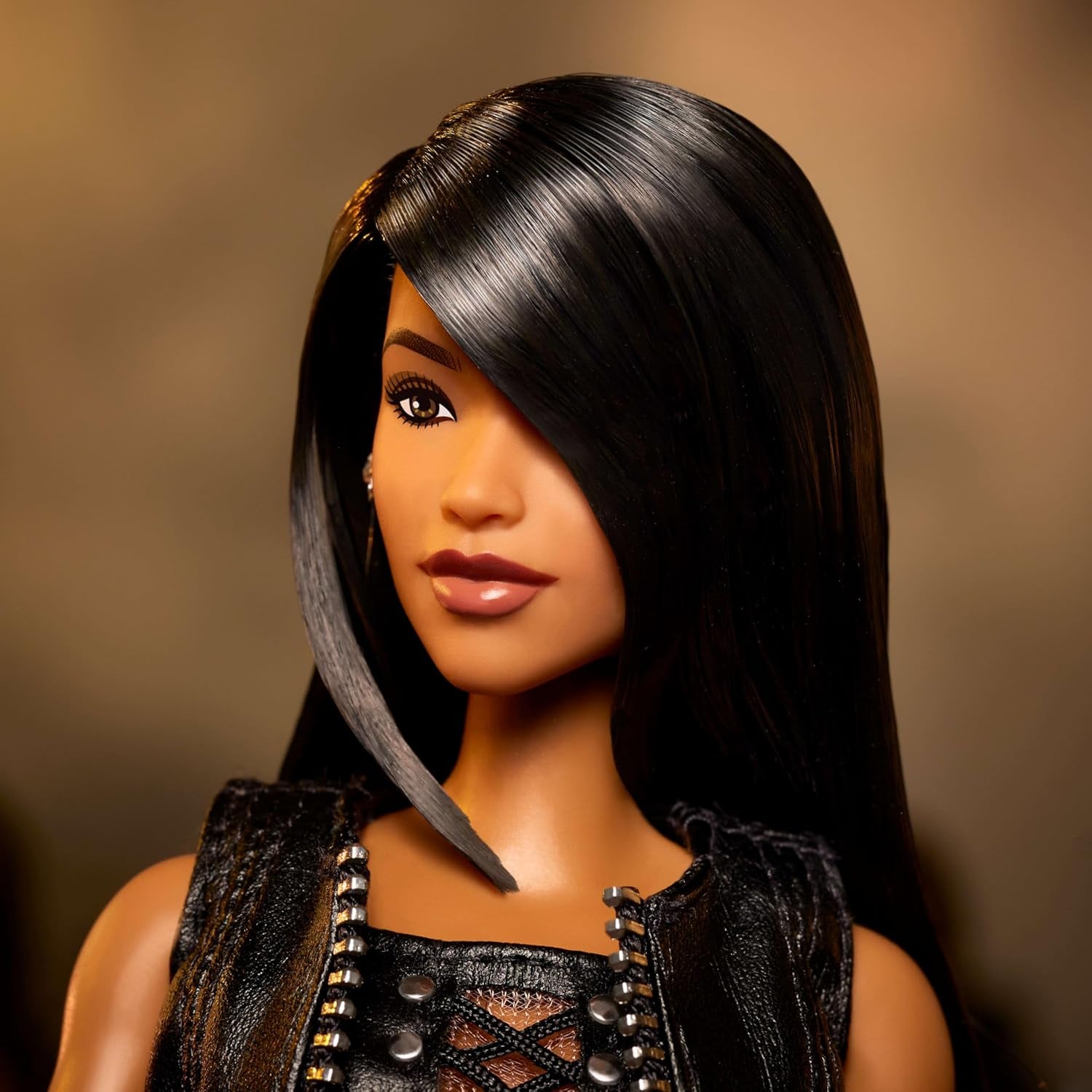 Păpușa Barbie Signature, figurină de colecție Aaliyah în ținută neagră din piele ecologică, inspirată de videoclipul muzical pentru One in a Million, HRM80