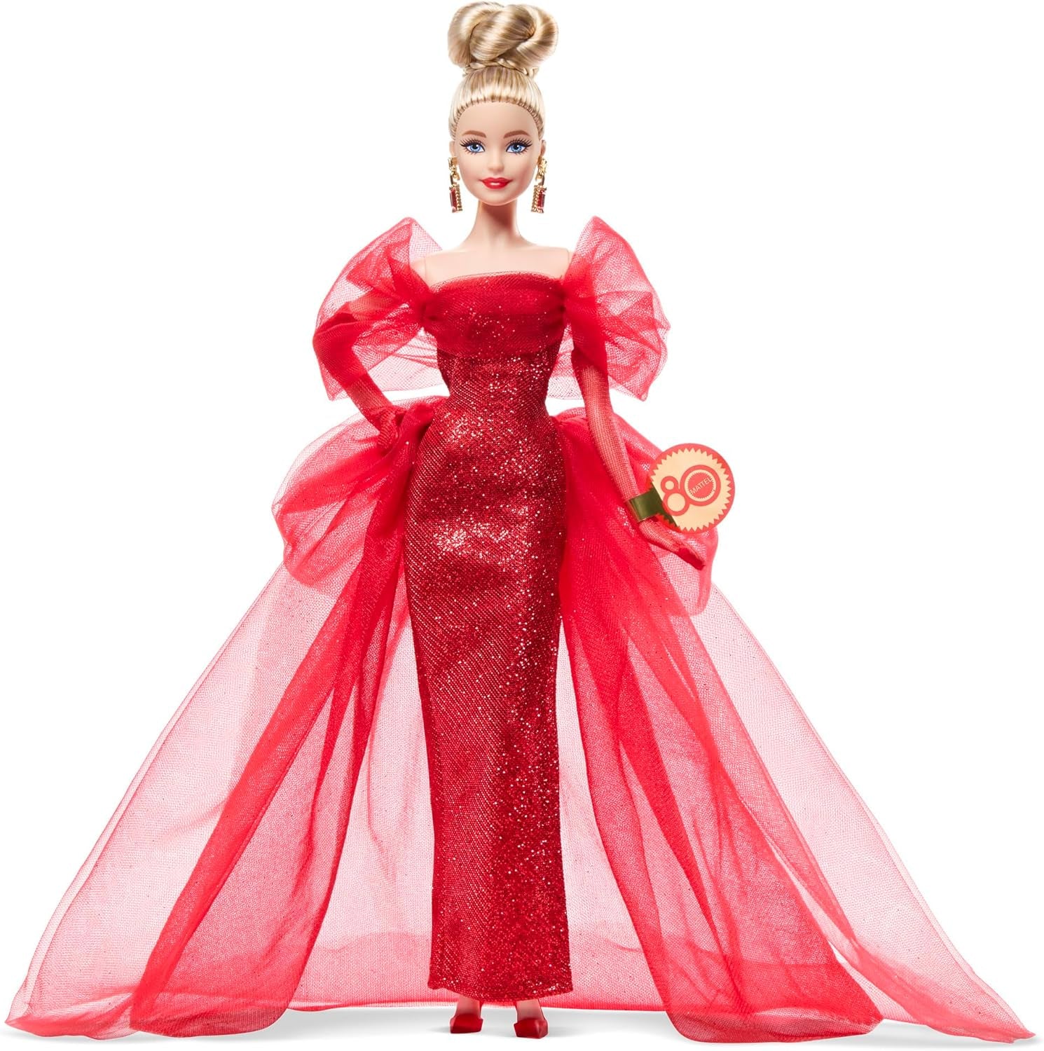 Păpușa Barbie Signature, figurină de colecție Mattel aniversară de 80 de ani, într-o rochie strălucitoare din tul roșu, cu cercei în formă de lacrimă și mănuși delicate, păr blond, JBJ17